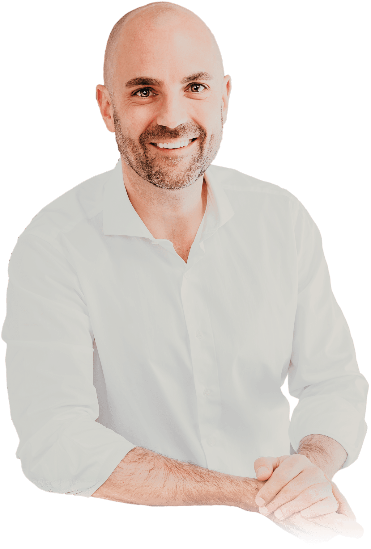Dr. med. Niels Freitag im weißen Hemd, lächelnd, die Hände vor sich gefaltet